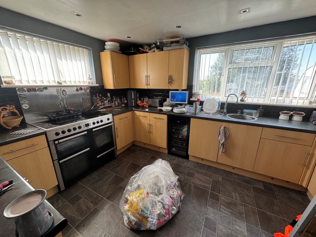 Lot: 140 - THREE-BEDROOM SEMI-DETACHED HOUSE - RESIDENTIAL INVESTMENT - Kitchen alternative view